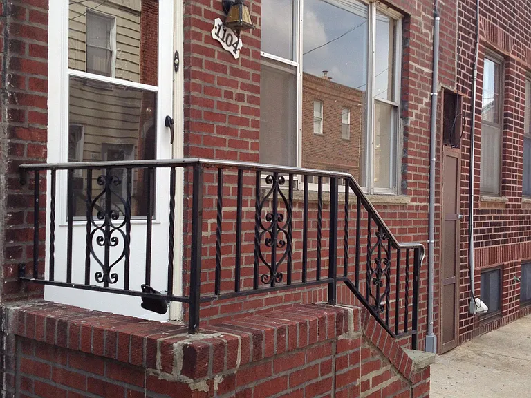 1104 Pierce St — Photo 1