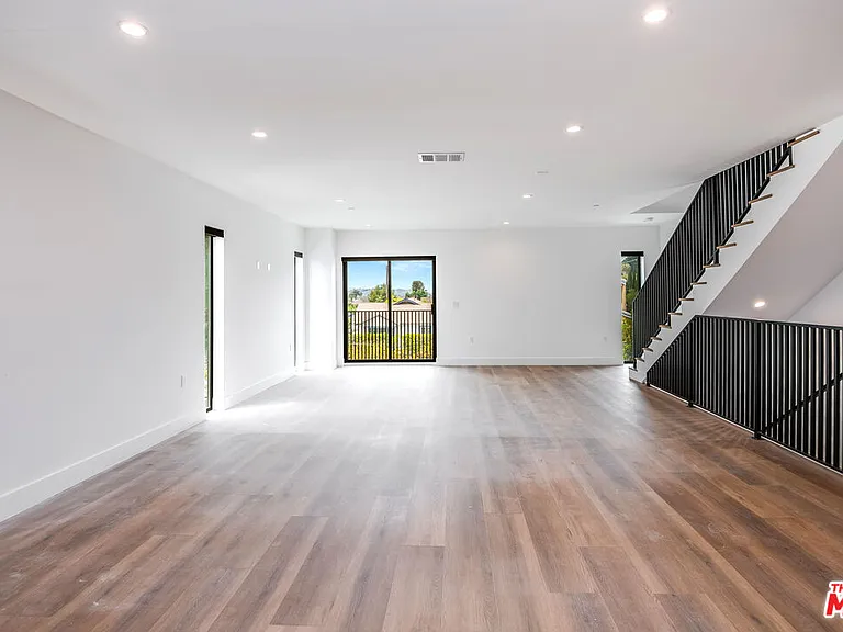 354 1/2 Newland St — Photo 10