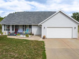 E11122 Breezy Knoll Ln, Baraboo, WI 53913