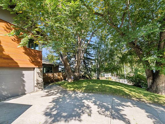 3rd image of 504 Crescent Blvd SW