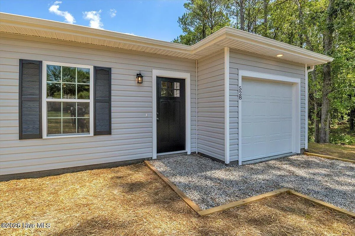3 bed, 2.0 bath, 1209 sqft, $1,695 — Photo 3