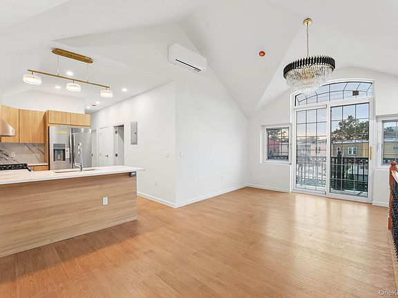 3rd image of 15033 Hawtree Street