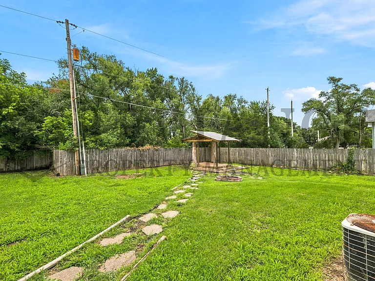 516 N Lakeside Dr — Photo 13