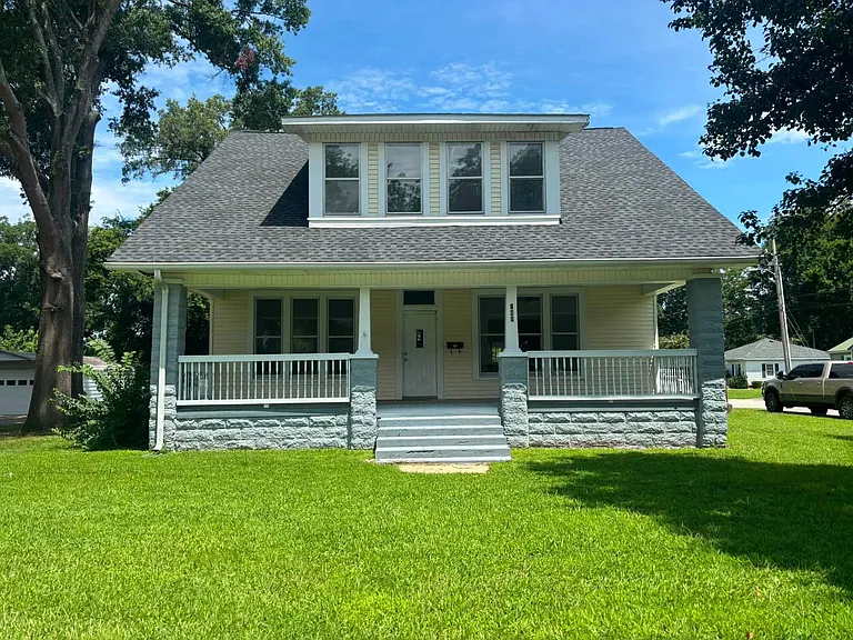 148 Magnolia Ave E — Photo 1
