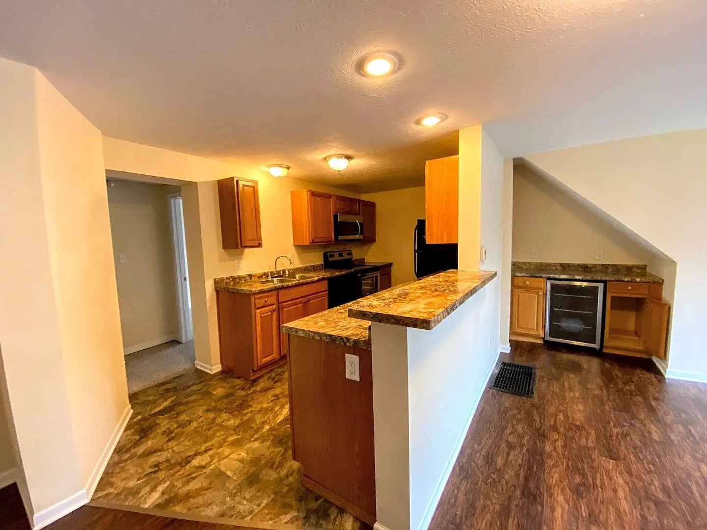 **Available August 2027** 5 Bed 2 Bath House Downtown — Photo 3