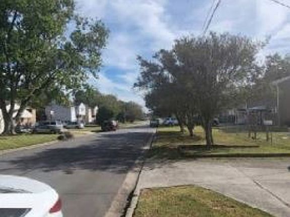 Exterior Neighborhood (street photo)