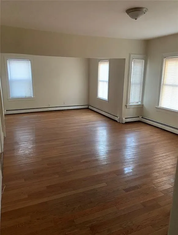3 bed, 1.0 bath, 1700 sqft, $2,000 — Photo 3
