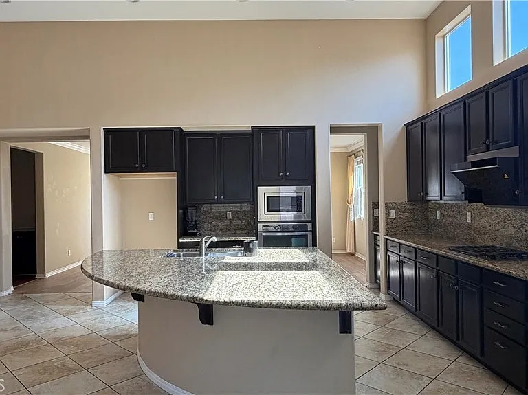 9549 Seasons Dr — Photo 3