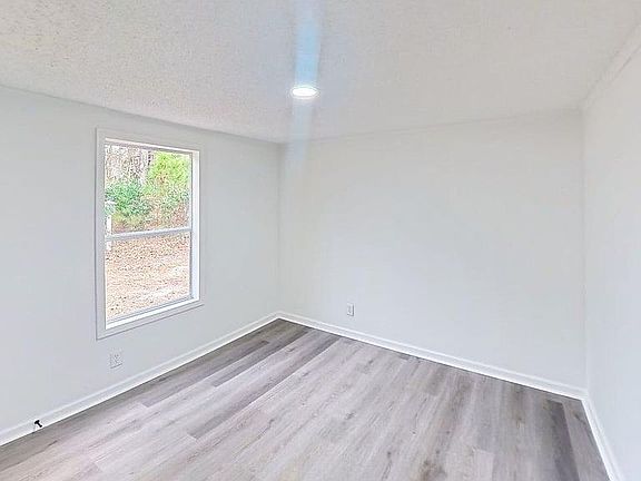 5th image of 410 Pond View Cir