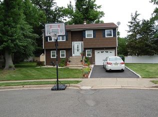 11 Taurus Ct, Edison, NJ 08820