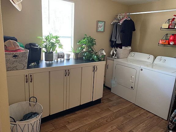 4th image of 301 Herriman St