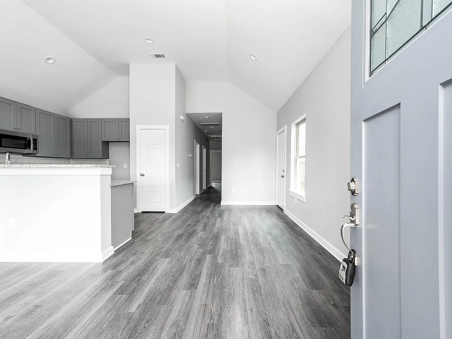 3 bed, 2.0 bath, 1100 sqft, $1,400 — Photo 2