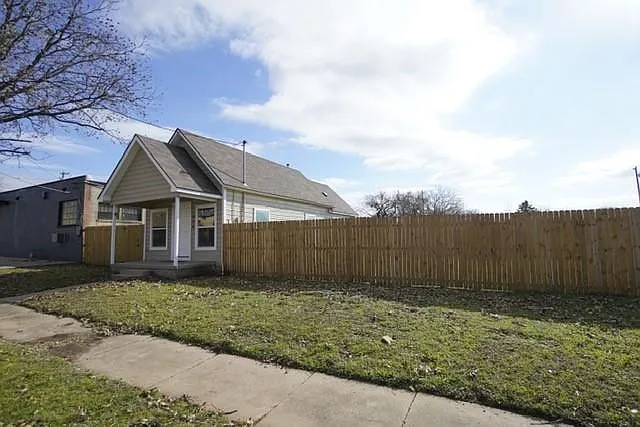 814 E Houston St — Photo 2