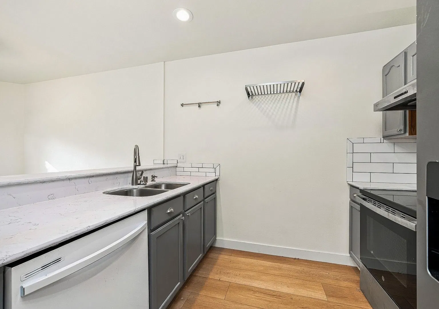 Beautiful 3-Bedroom Townhome in Prime North Lynnwood Location — Photo 4