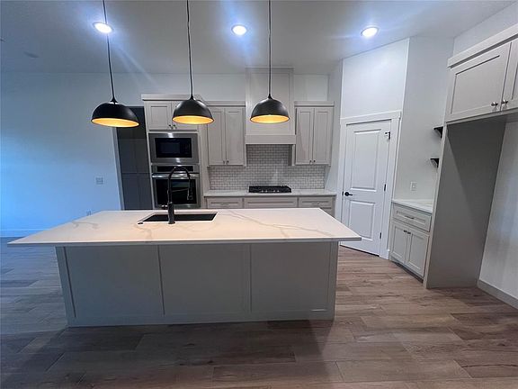 4th image of 208 Outlander Way