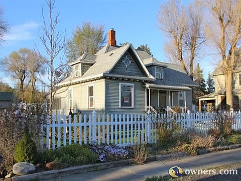Vinyl picket fence around front yard.