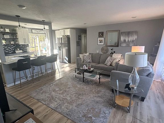 4th image of 807 Willow Ln