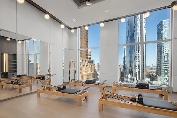 Rented by Extell Marketing Group LLC | media 28