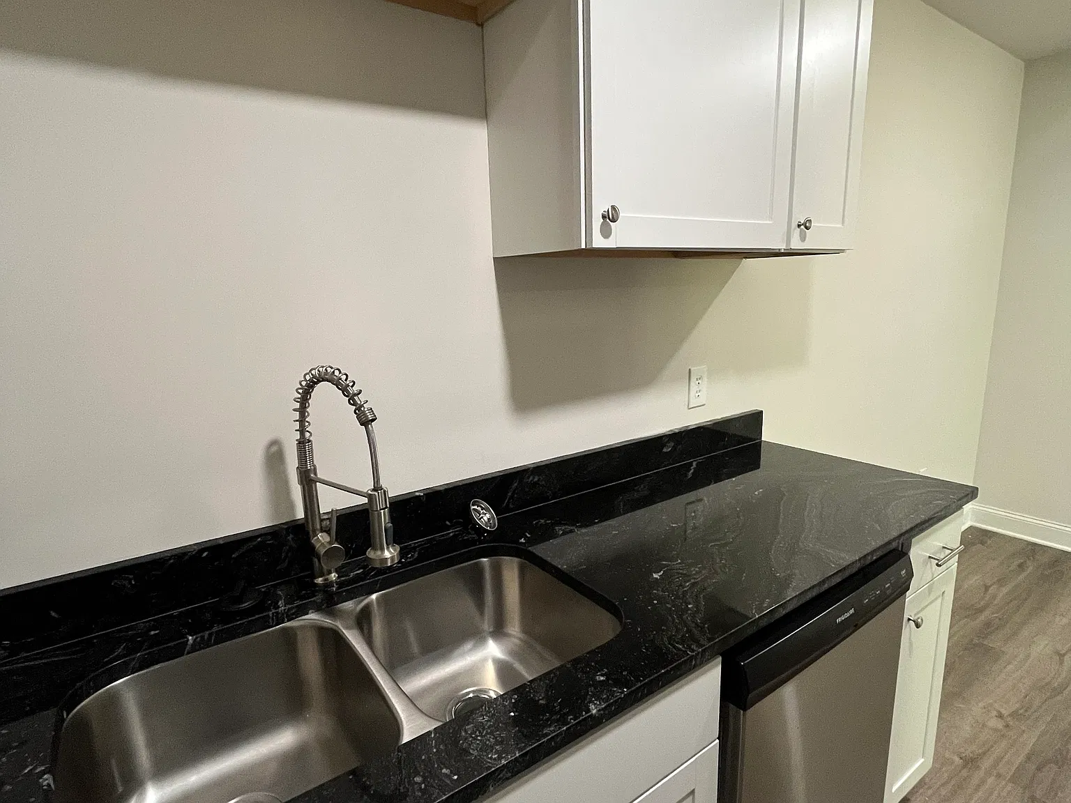 1 bed, 725 sqft, $899 — Photo 2