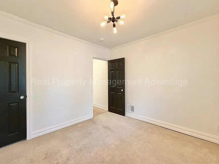 1330 E Chesterfield St — Photo 17