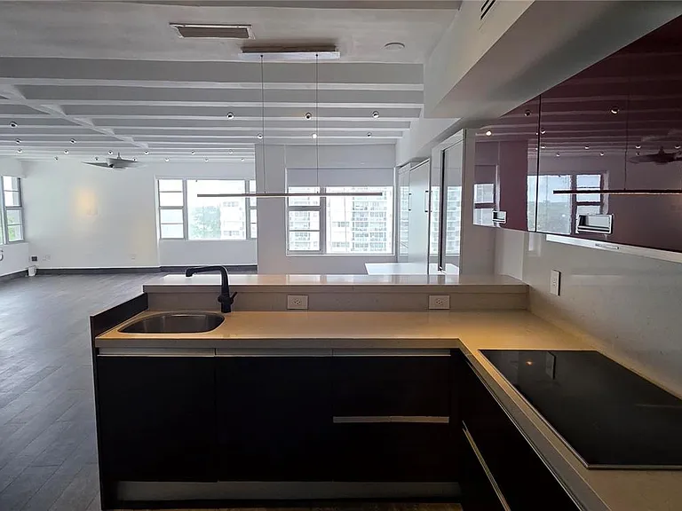 5255 Collins Ave #7G — Photo 23