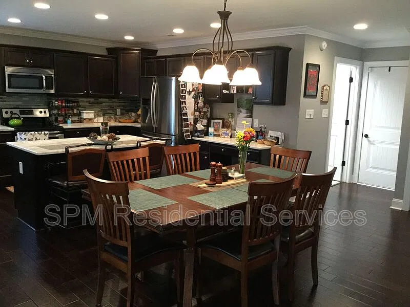 4 bed, 2.5 bath, 2217 sqft, $2,200 — Photo 4