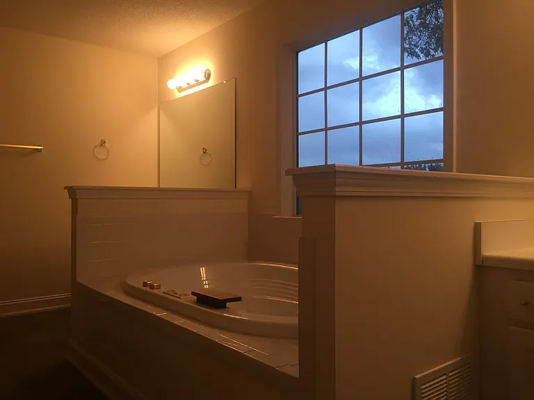Jaccuzi tub!