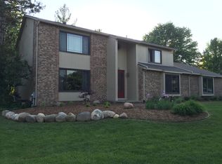 1821 Charm Ct, Rochester Hills, MI 48306