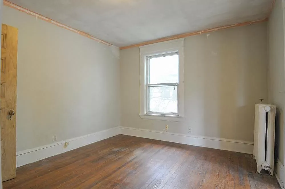 7 bed, 3812 sqft, $5,300 — Photo 1