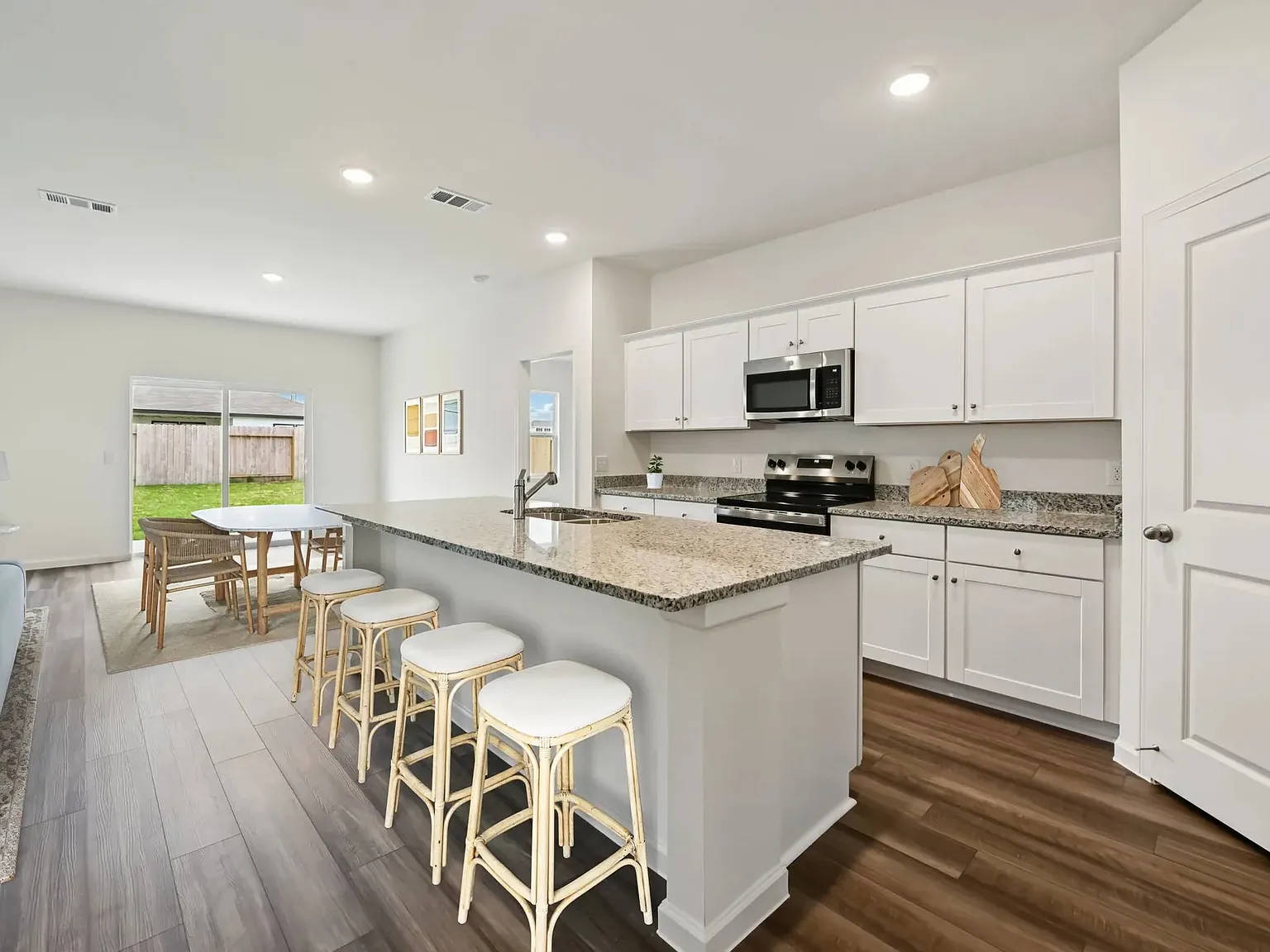 4 bed, 1882 sqft, $2,649 — Photo 3
