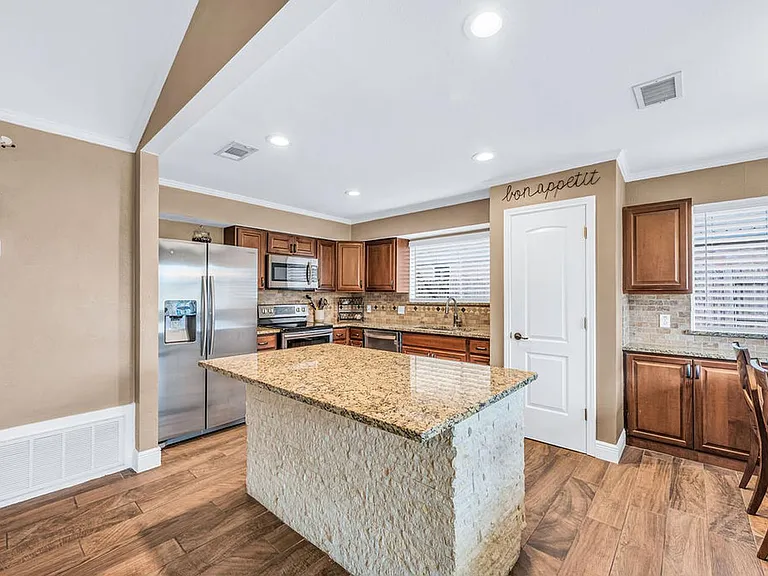 204 Monaco Dr — Photo 12