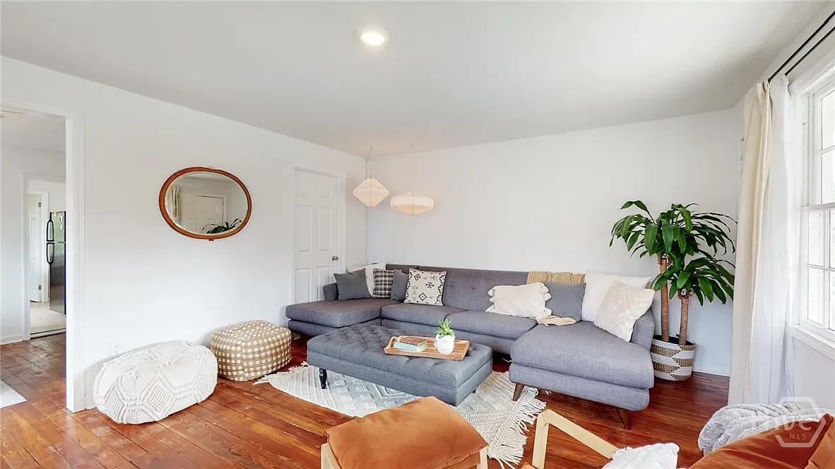 3 bed, 1.0 bath, 1200 sqft, $1,900 — Photo 4