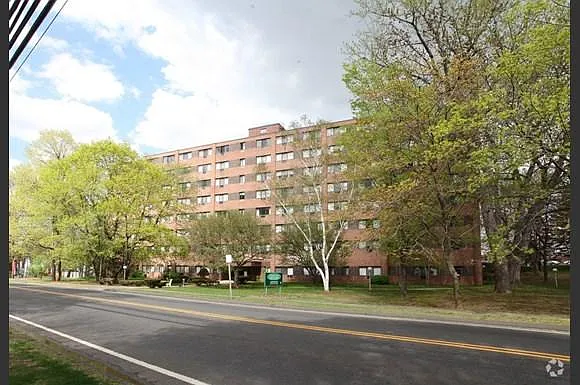Stoneycrest Tower — Photo 1