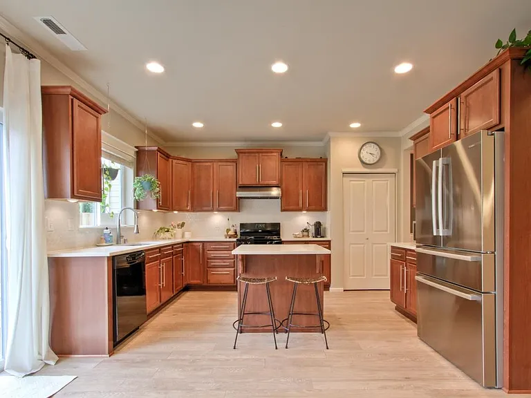 Kitchen (old pic). Now has updated appliances