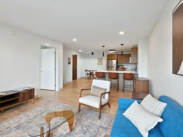 West 6th Apartments — Photo 27