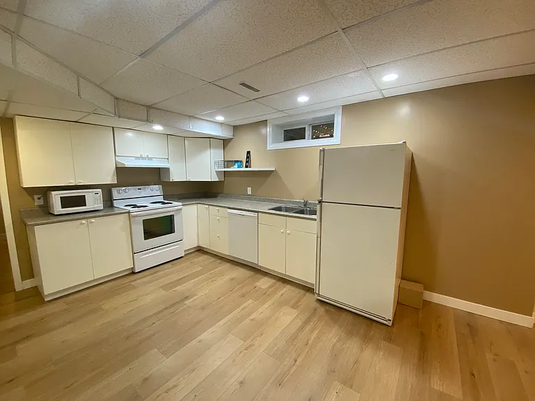 40 Laurier Cres #BASEMENT — Photo 3