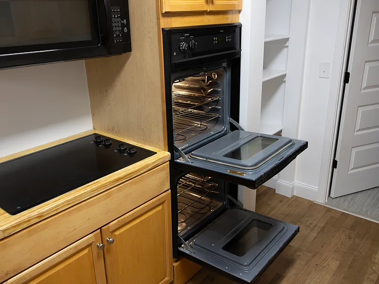 Cooktop, double oven, microwave, pantry