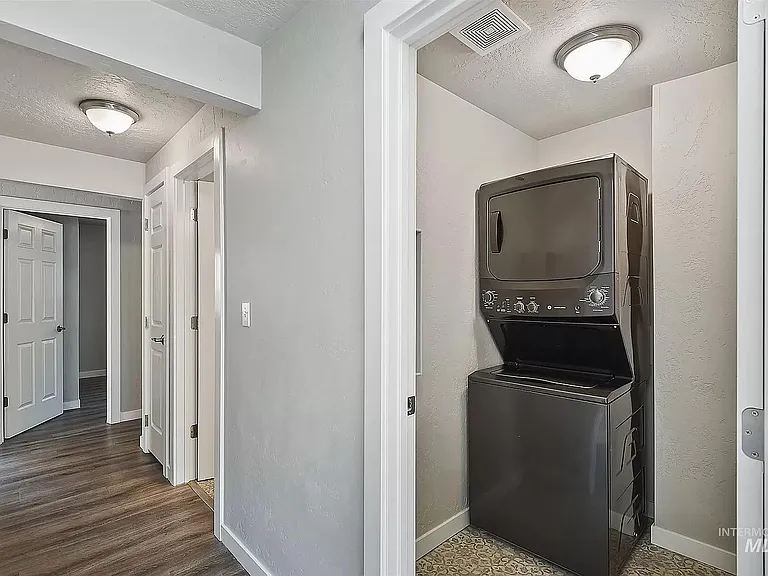230 W Camellia Ave — Photo 7