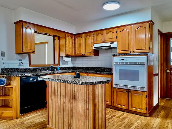 3rd image of 144 Twin Maple Ln