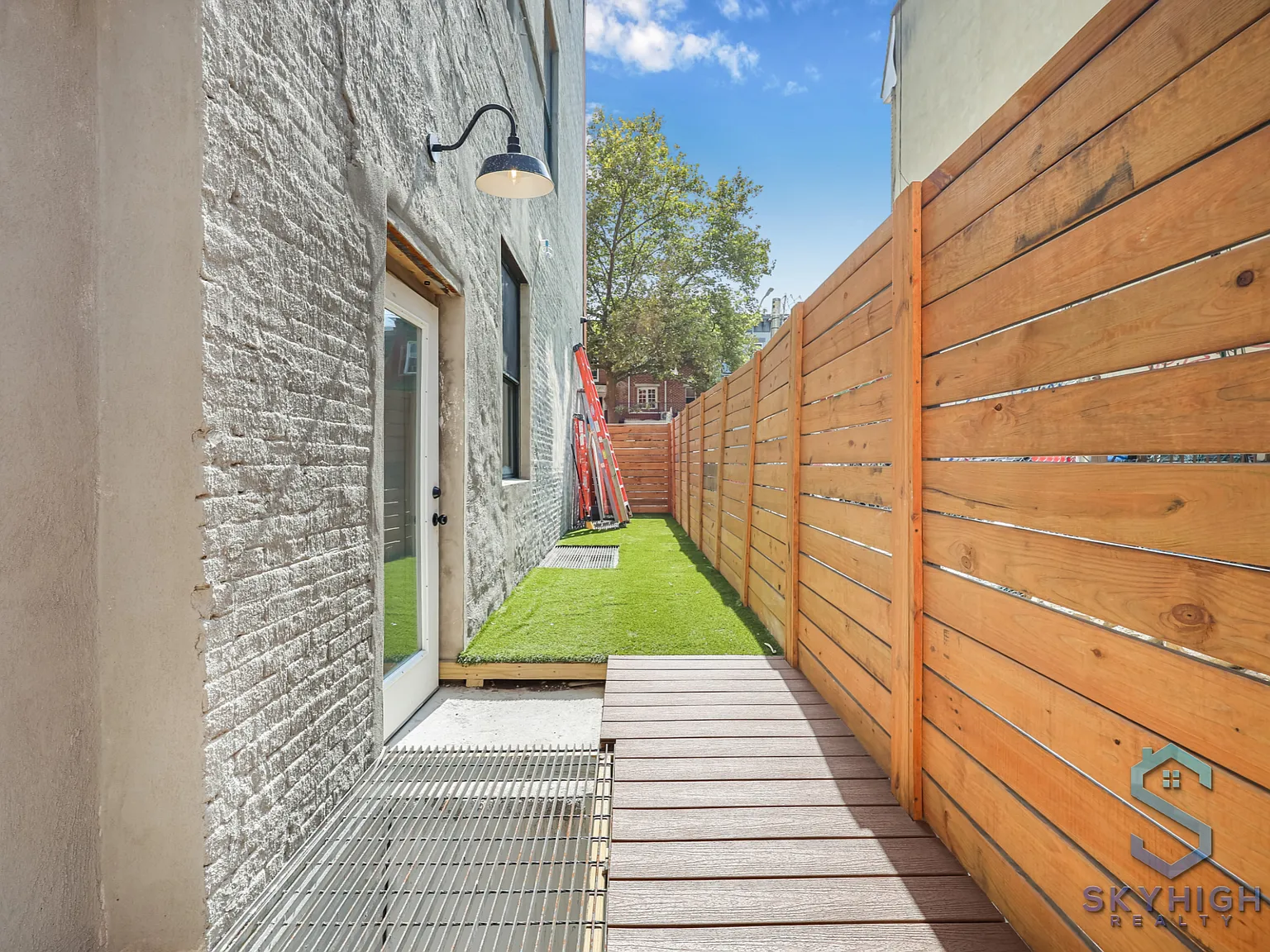 16 Howard Avenue — Photo 4
