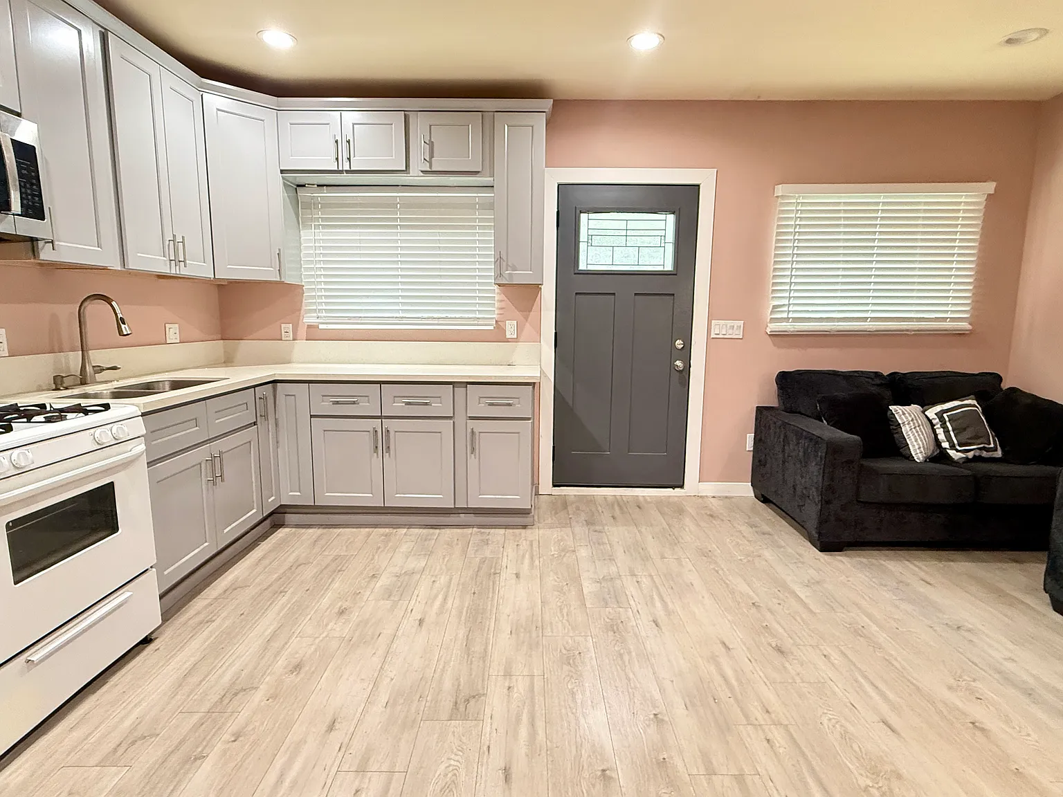 1 bed, 800 sqft, $2,200 — Photo 3