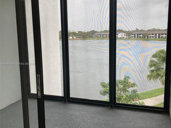 212 Lake Pointe Dr APT 307