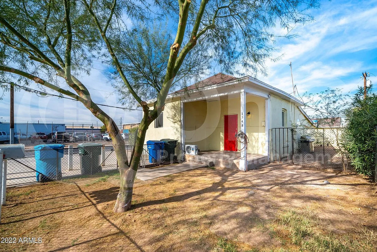 1 bed, 1.0 bath, 450 sqft, $900 — Photo 1