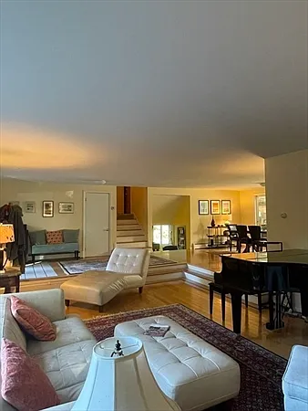 4 bed, 2.5 bath, 3308 sqft, $7,900 — Photo 2