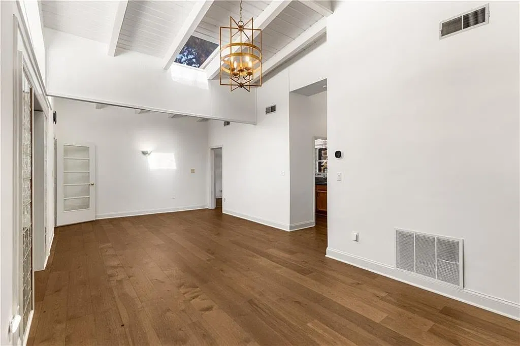 4 bed, 2.0 bath, 1872 sqft, $4,950 — Photo 4
