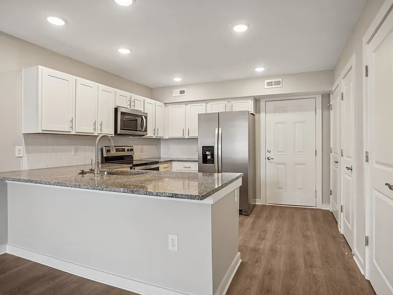 Oak Tree Apartments & Townhomes — Photo 21