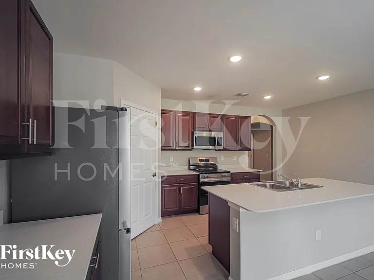 217 SE 27th St — Photo 6
