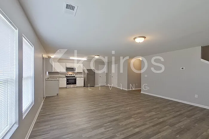 4 bed, 3.0 bath, 2010 sqft, $2,045 — Photo 4