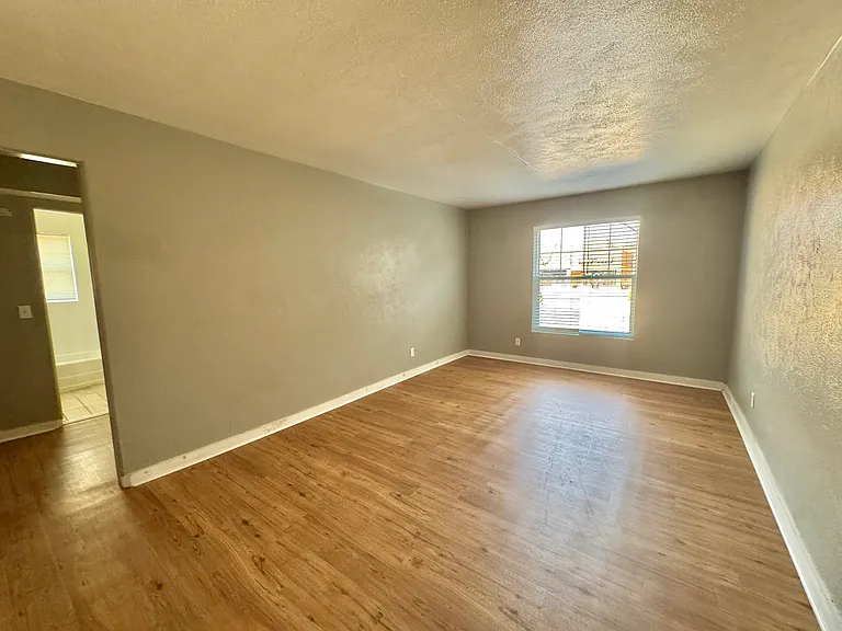 2038 NW 25th St #10 — Photo 3