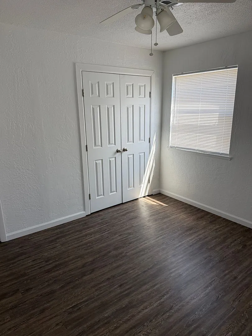 4 bed 1 bath — Photo 4